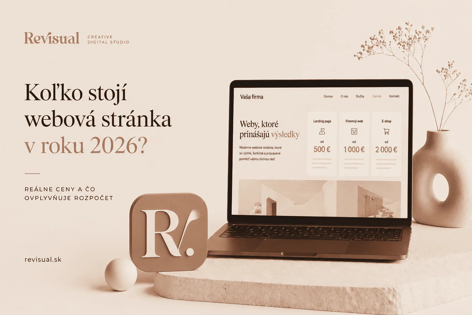 Minimalistický hero banner ReVisual s témou koľko stojí webová stránka v roku 2026, elegantný laptop, cenové balíky webov a oranžové branding prvky v modernom svetlom štýle.