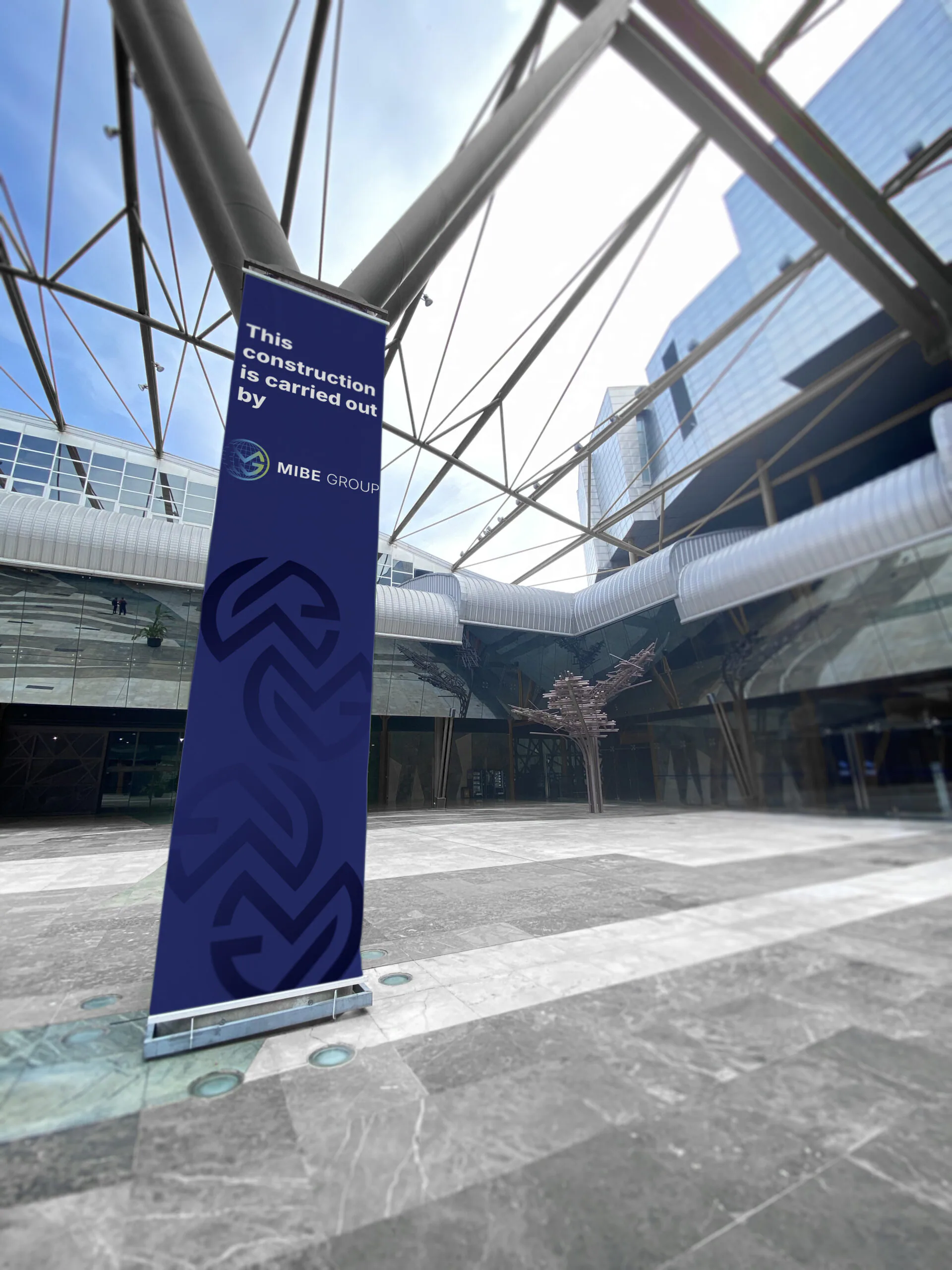 Roll-up MibeGroup v presklenej hale