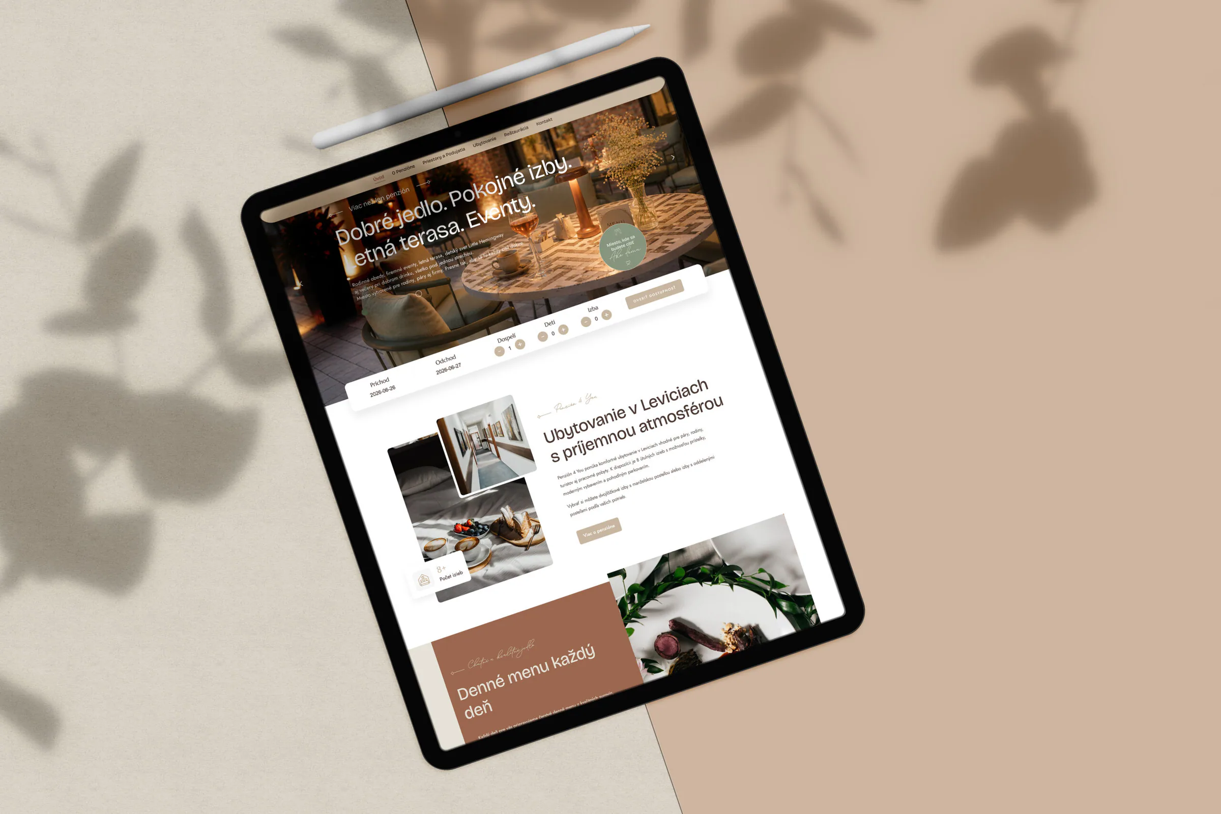 Web Penzión4You na tablete položenom na béžovom pozadí