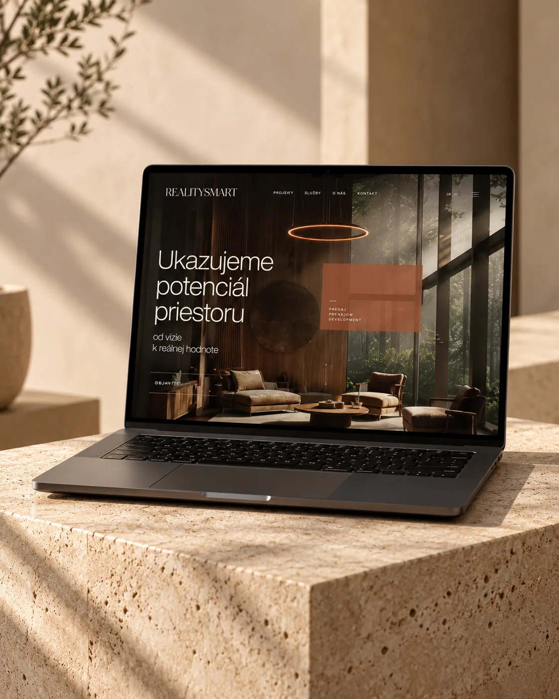 Nový web RealitySmart na notebooku na travertínovom podstavci