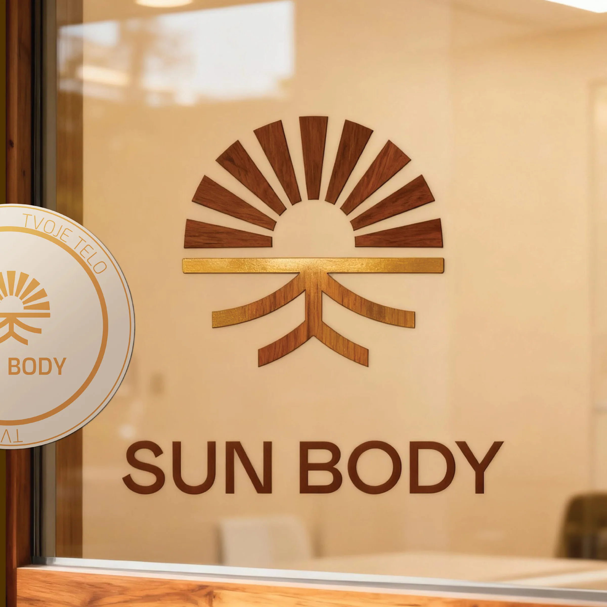 Logo SunBody na sklenenej výplni dverí