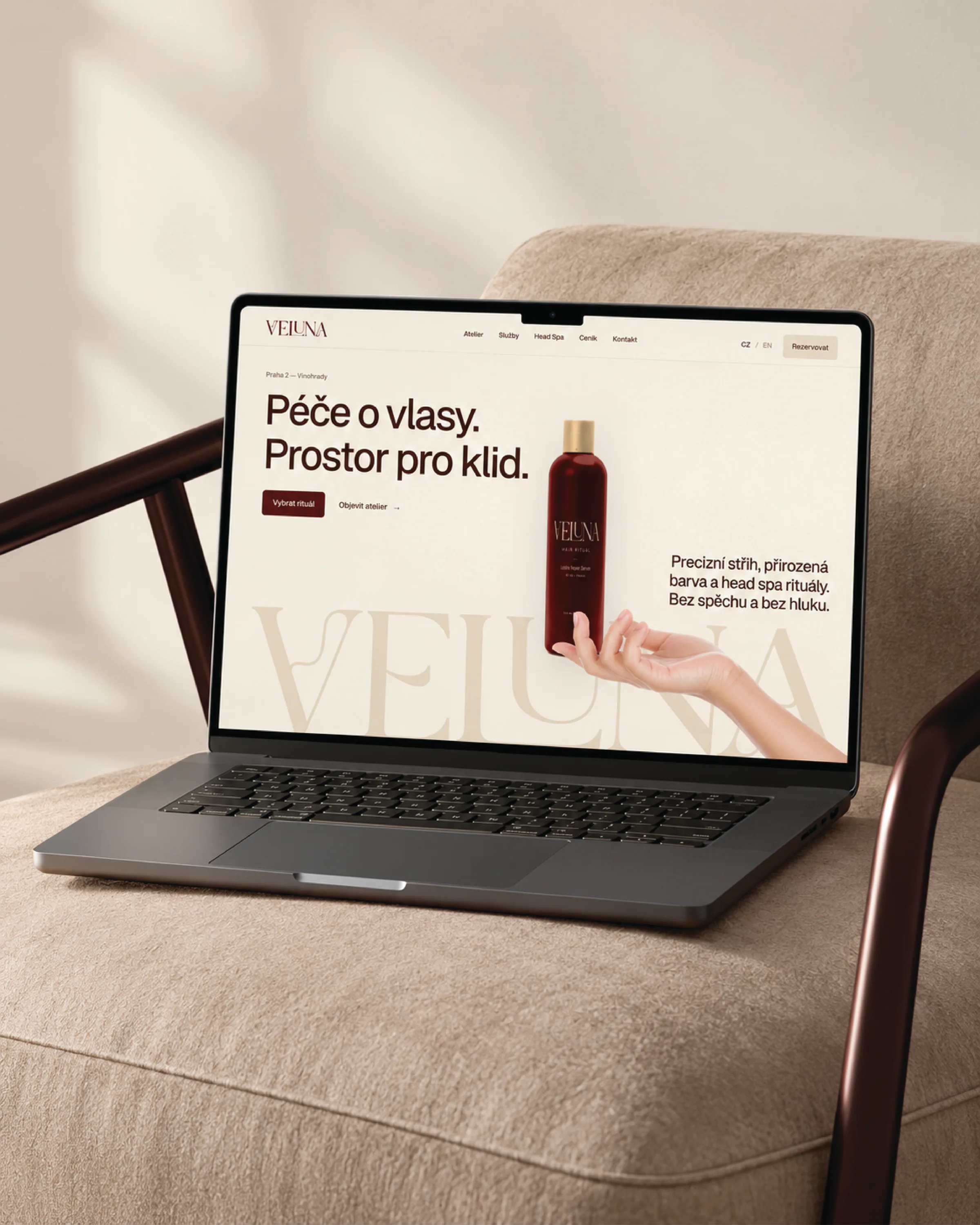 Web VELUNA na notebooku, úvodná stránka „Péče o vlasy. Prostor pro klid.“