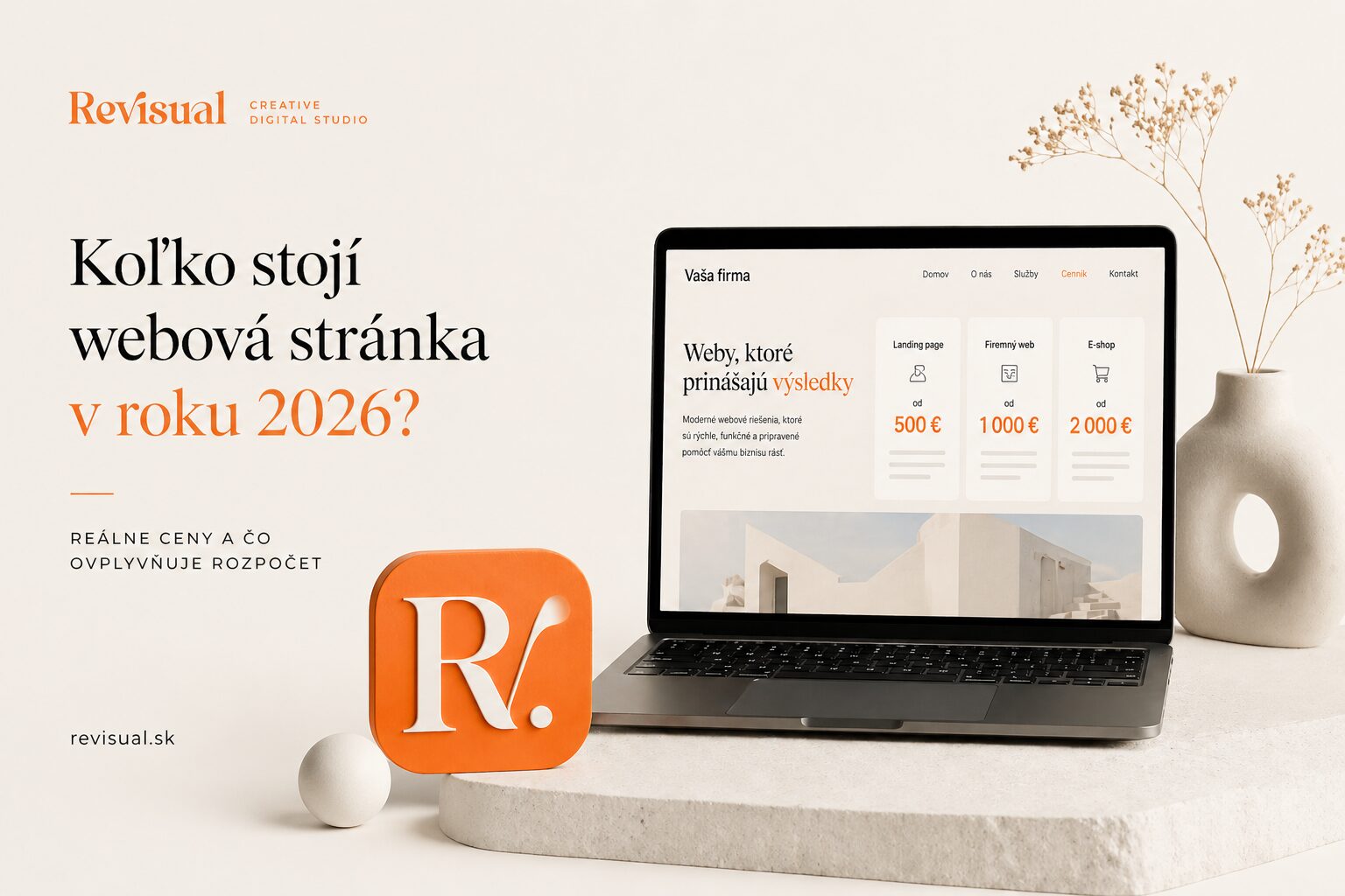 Minimalistický hero banner ReVisual s témou koľko stojí webová stránka v roku 2026, elegantný laptop, cenové balíky webov a oranžové branding prvky v modernom svetlom štýle.